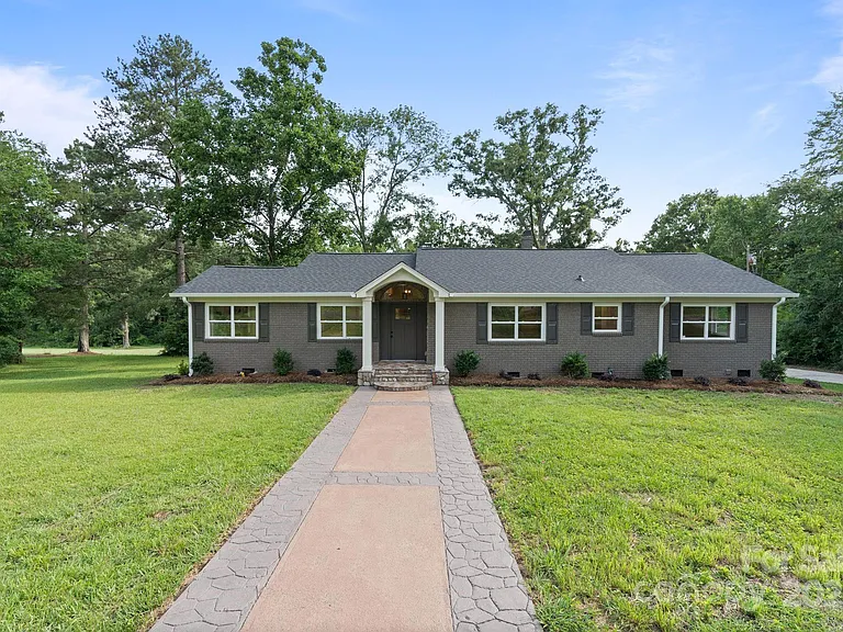 Luxury villa in Rego Park